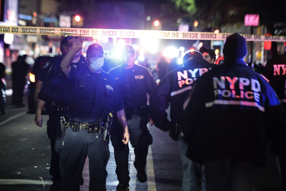 Polisavspärrningar på den plats i Brooklyn där en polis har skjutits.