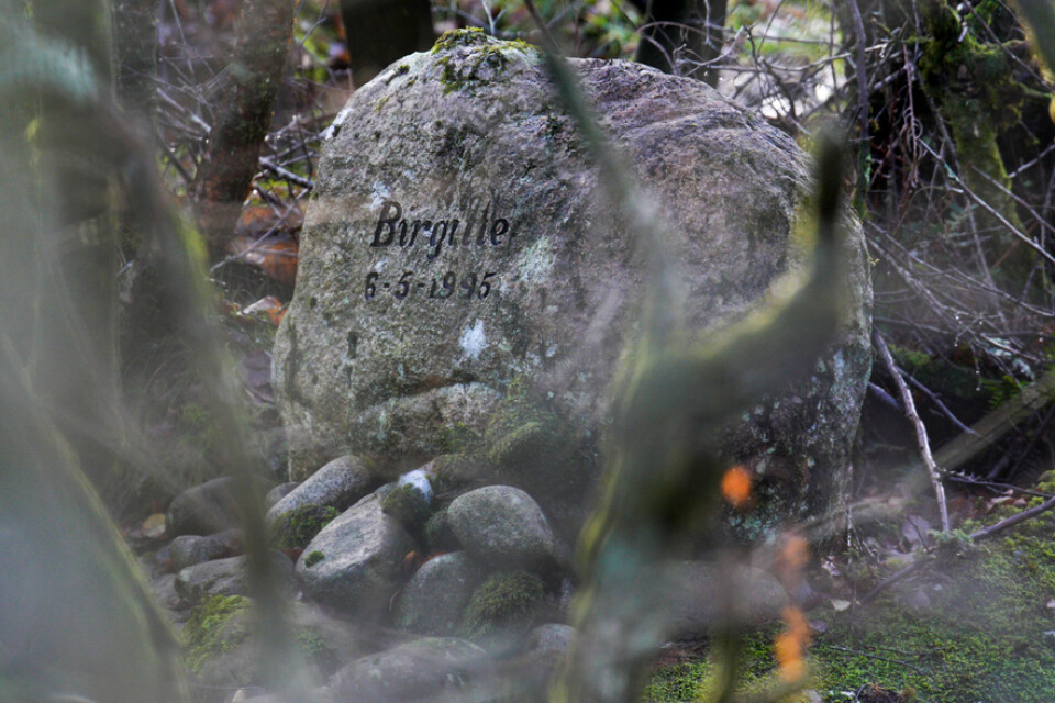 En minnessten för Birgitte Tengs i norska Karmøy på den norska sydvästkusten där hon hittades död 1997. Arkivbild.