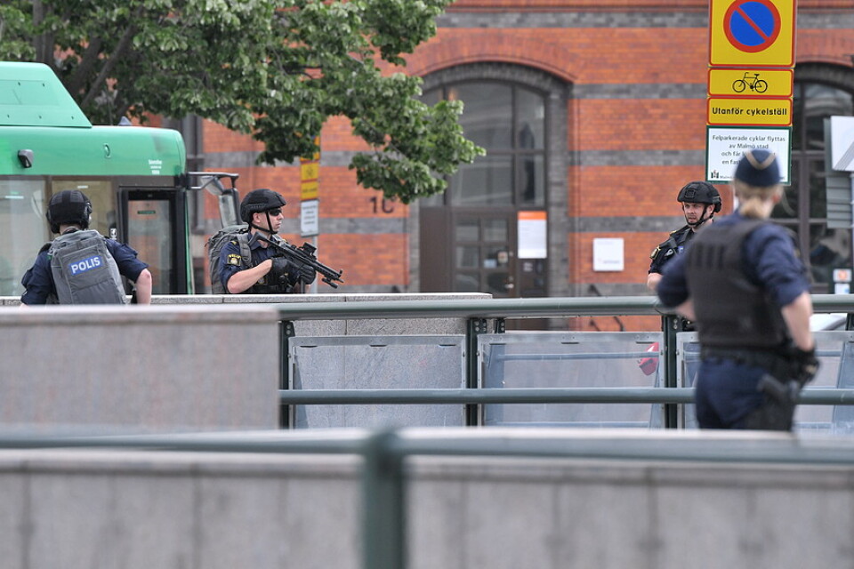 Polisen utrymde Malmö centralstation efter uppgifter om ett farligt föremål i lokalerna. En man sköts av polisen i samband med ingripandet.