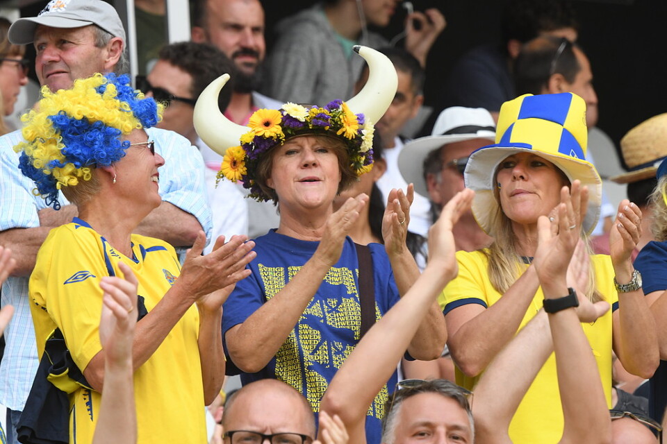 Svenska fans under Sveriges gruppspelsmatch mot Thailand på Allianz Riviera i Nice.