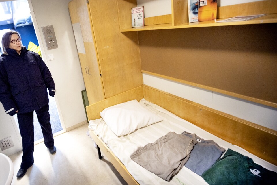 Så här ser en cell på anstalten i Kumla ut, den har riggats i bussen, visar Ann Skargren. På anstalt är internerna klädda i grått. På häktet i grönt.
