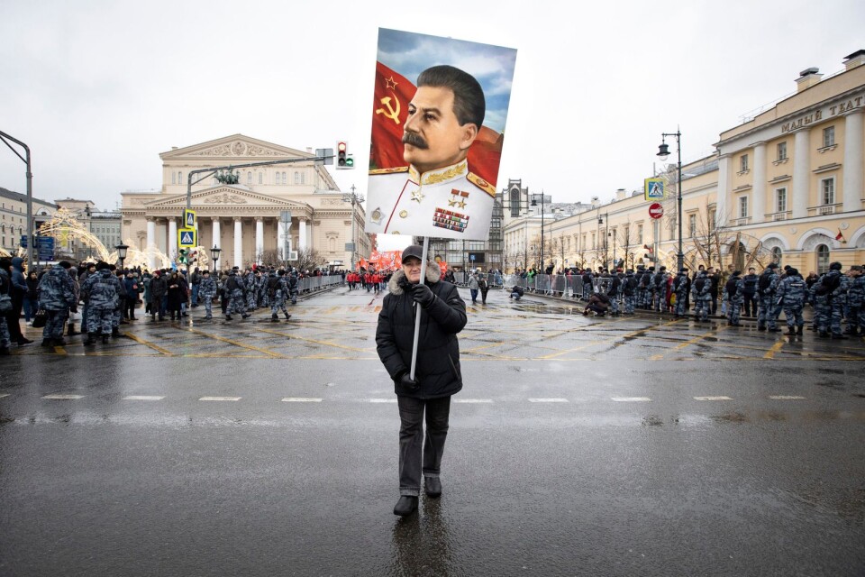 En anhängare av Rysslands Kommunistparti lyfter fram Josef Stalin under en demonstration i Moskva.