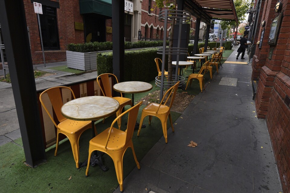 Kaféerna gapar tomma i Australiens andra största stad Melbourne till följd av ett virusutbrott som lett till nya restriktioner.