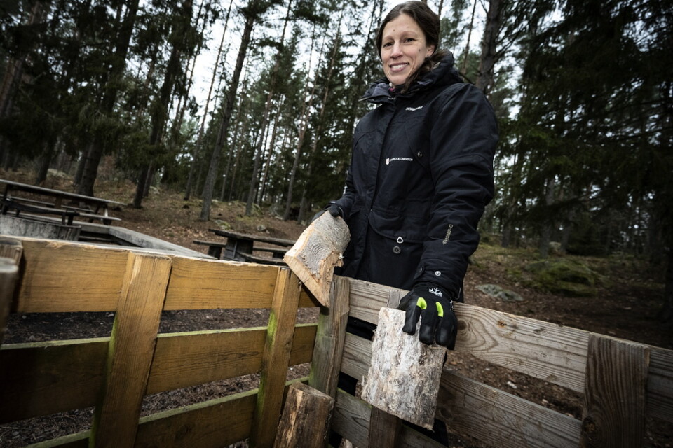 Frida Karlsson, natur- och friluftsutvecklare, vid en av grillplatserna i det kommunala naturreservatet Svartbäcksmåla utanför Nybro i Småland.