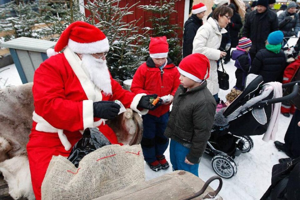 Linnéa och Liam Nilsen, 6 och 8 år, från Fotskäl fick ta emot paket från tomtens säck. Båda tycker att det bästa med julen är att slippa skolan och läxorna.