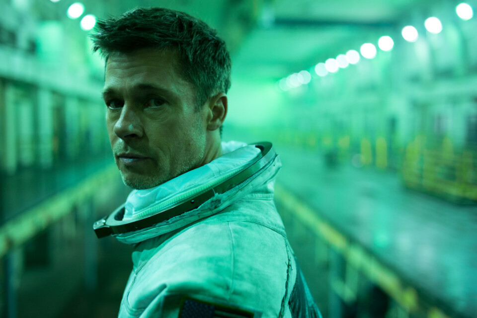 Astronauten Roy McBride (Brad Pitt) letar efter sin pappa i "Ad astra" och upptäcker hemligheter om både jorden och människans existens. Pressbild.