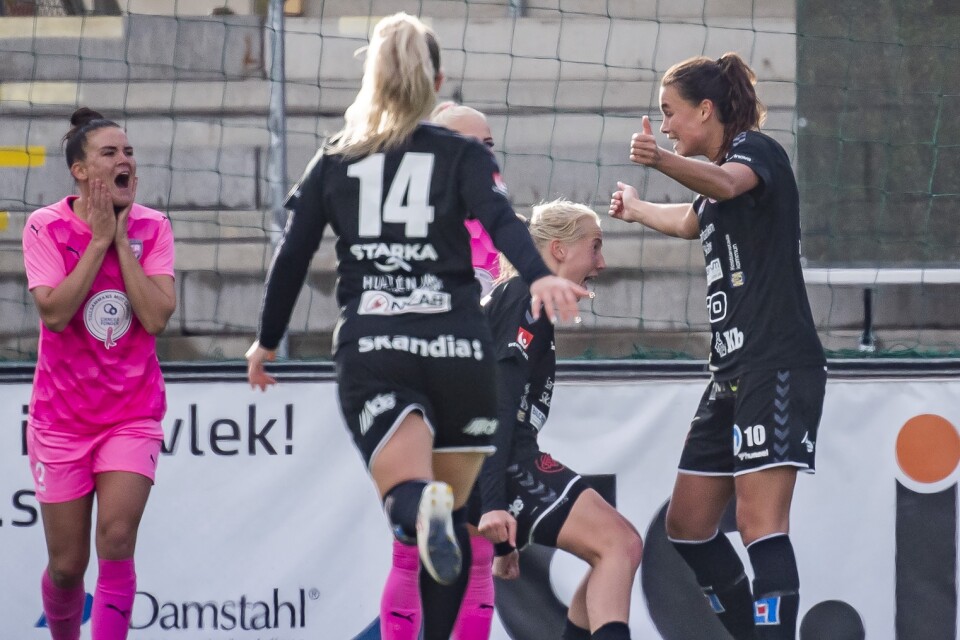 Kristianstads Anna Welin (till höger) jublar efter sitt 2–0-mål borta mot tabelltvåan Rosengård. Gästerna vann till slut toppmötet med 2–1.