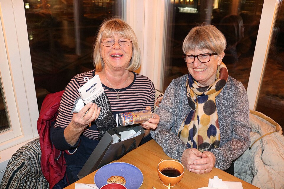 Ingrid Ejderstedt Strömqvist och Mimmi Johansson tog en stunds paus på Fredriks Bröd & Bageri där de undersökte innehållet i sina goodiebags som var fyllda med allehanda godis.