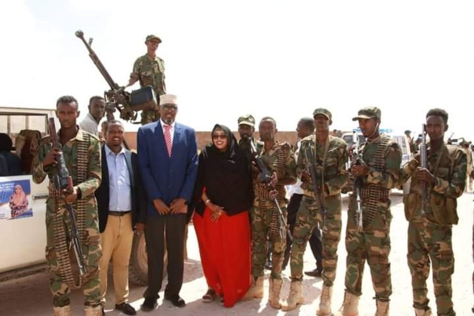 Qaali Ali Shire must have many  bodyguards. Here beside clan leader Sultaan Abdi Karim, who supports her campaign.