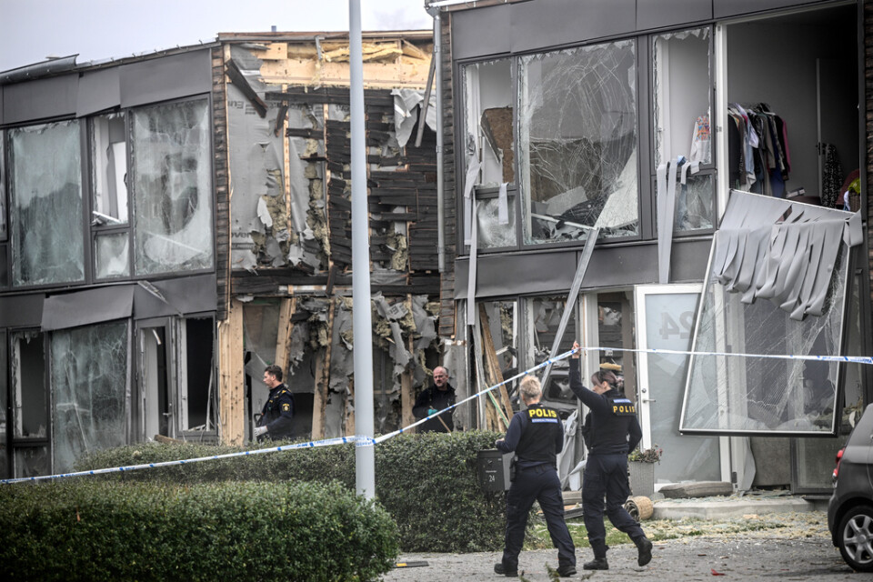 En kraftig explosion inträffade tidigt på torsdagsmorgonen i Fullerö vid Storvreta utanför Uppsala. En kvinna i 25-årsåldern dog av skador som hon ådrig sig i explosionen.