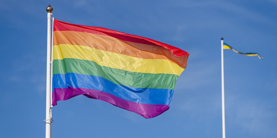 Prideflagga stals från Skansenskolan vid två tillfällen, men nu är en ersättningsflagga på väg.