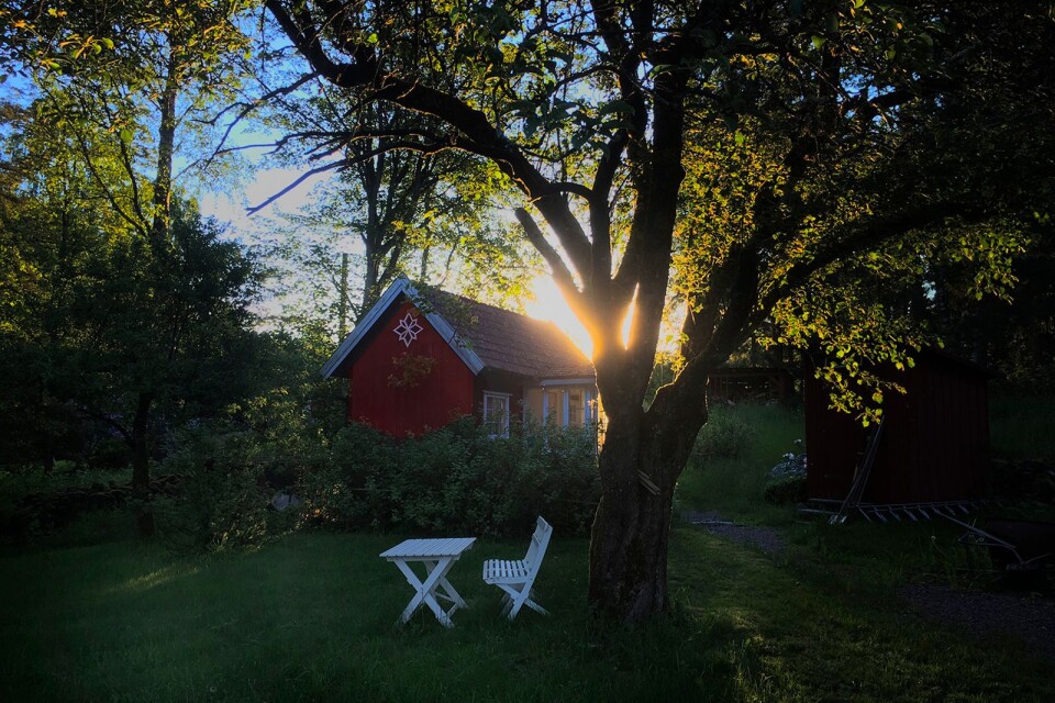 Den röda stugan hör hemma i idyllen – men utgör inte längre en relevant bild av vad som kan beskrivas som dagens Sverige.