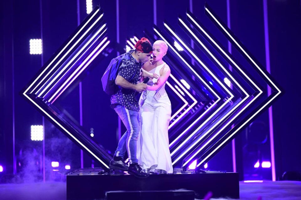 Eurovisionfinalen drabbades av sabotage under Storbritanniens nummer. Sångerskan Surie var i färd med att avsluta sin låt "Storm" när en man sprang upp på scenen och ryckte mikrofonen ur händerna på henne. Det är ännu okänt vem mannen är och vilket hans