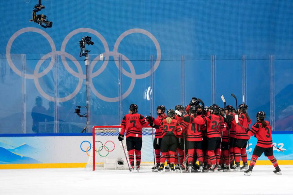 Kanada firar 11–1-segern över Finland i OS.