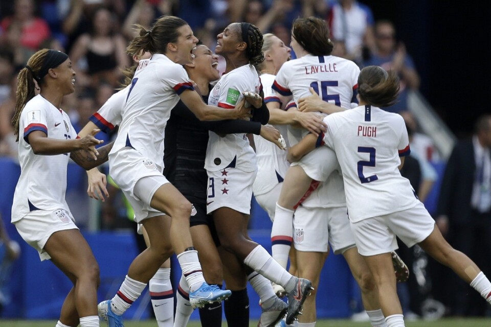 Det amerikanska laget firar segern över Nederl'nderna med 2-0.