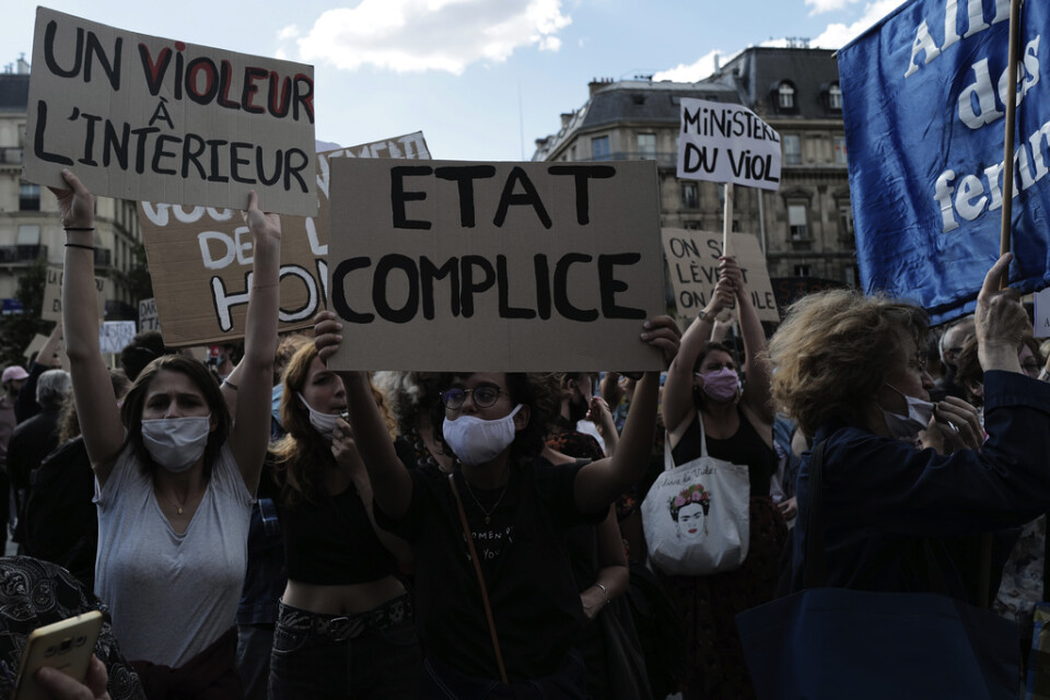 Kvinnor demonstrerade i Paris mot utnämningen av Gérald Darmanin till ny inrikesminister.