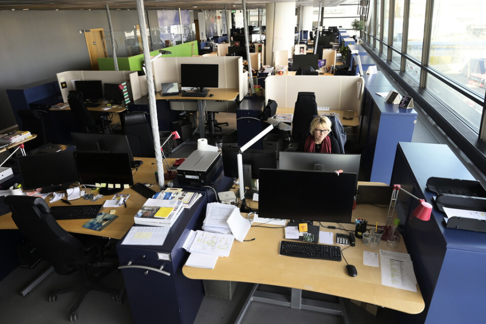 En ensam medarbetare jobbar på ett i övrigt öde kontor. Så ska det inte se ut inom Ronneby kommun, enligt ett nytt beslut. Arkivbild.