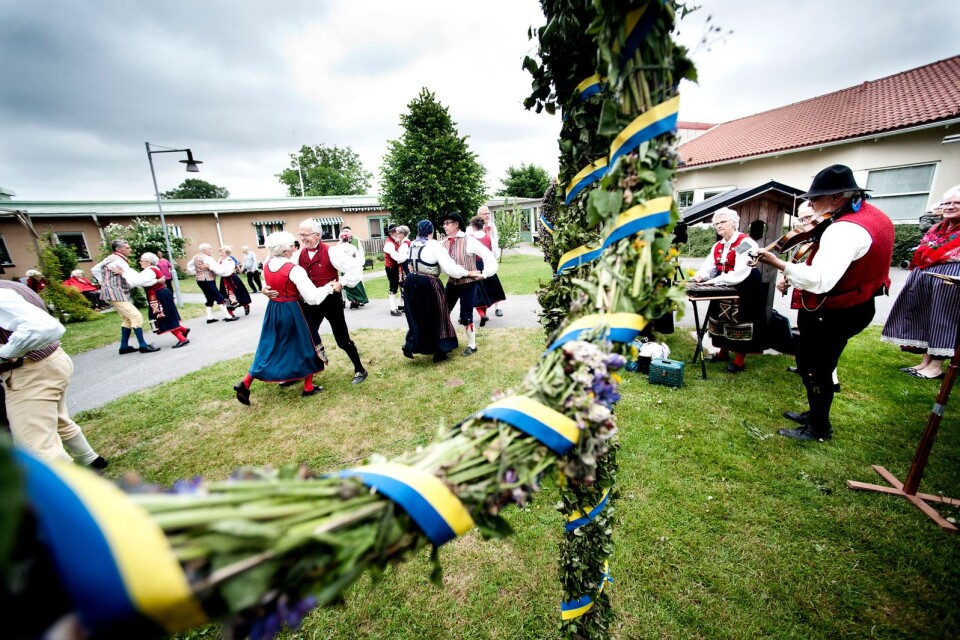 Precis som traditionen bjuder uppträder Virestads folkdanslag även i år på kommunens samtliga äldreboenden under midsommarhelgen. Här från ett tidigare framträdande på äldreboendet Nicklagården i Älmhult.