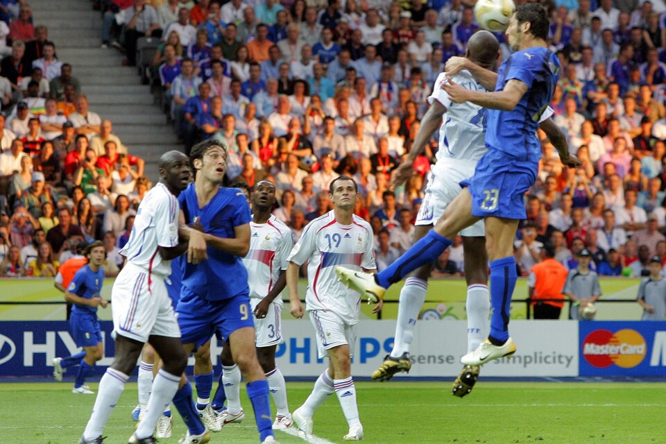 Marco Materazzi, höger, nickade in Italiens mål under ordinarie tid i VM-finalen mot Lilian Thurams, näst längs till vänster, Frankrike 2006. Italien tog guld efter straffläggning. Arkivbild.