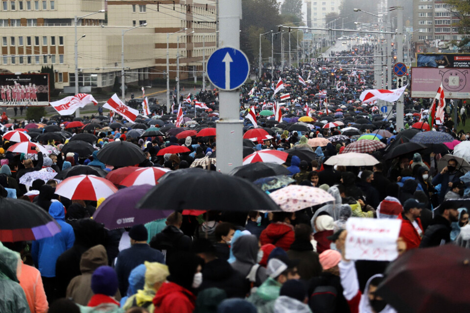 Demonstrationen i Minsk på söndagen. Över 700 personer greps och fördes bort.