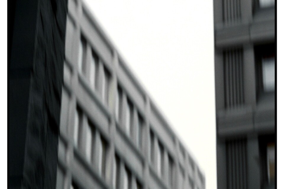 Minst åtta våningar, betong och allt krönt av en padelhall! Så ser insändarskribenten ”Läsare utan gränser” att den nedbrunna fastigheten på Storgatan kan ersättas.  Bilden visar husfasader i Klarakvarteren i Stockholm