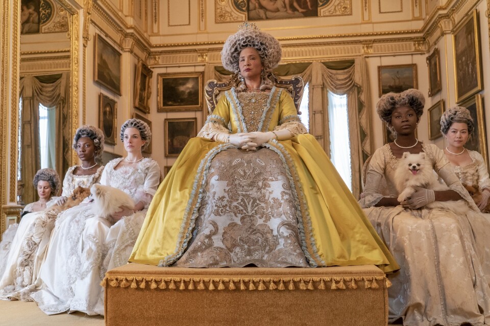 Golda Rosheuvel spelar drottning Charlotte i "Familjen Bridgerton". Pressbild.