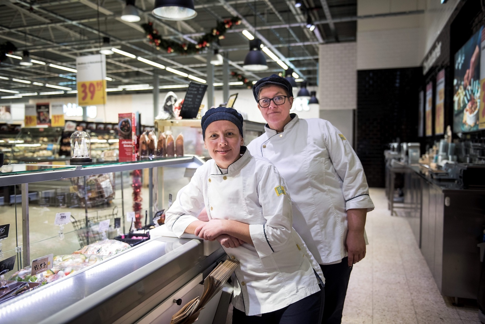 Barbara Celinska och Camilla Bertilsdotter Wendel är kollegor i delikatessen. Foto: Sofia Åström