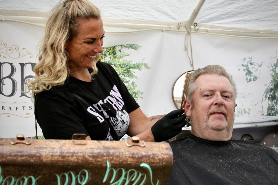 Under fredagen passade Tommy Svensson på att besöka barberare Caroline Gustafsson.