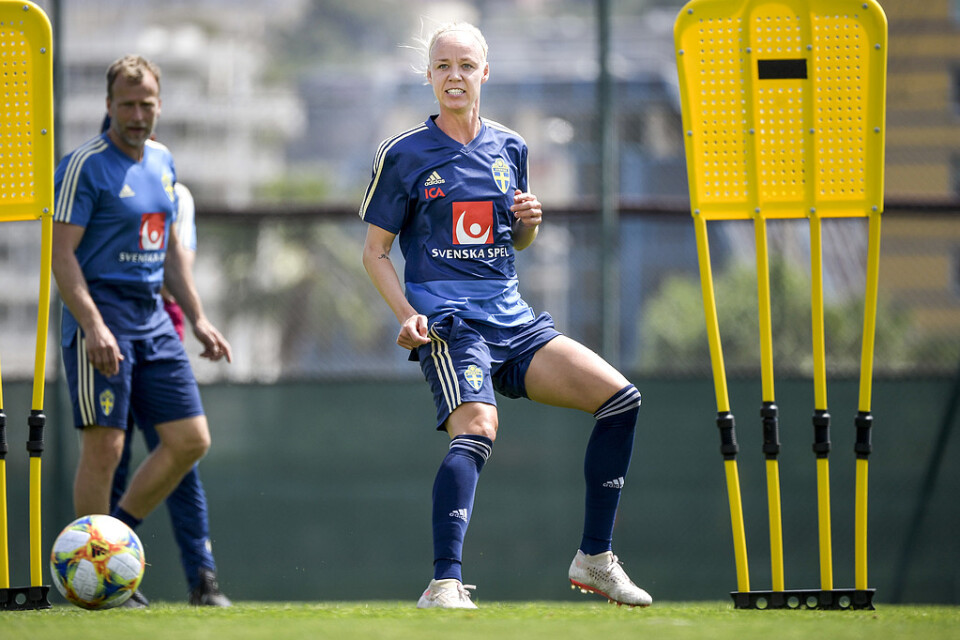 Caroline Seger vid svenska landslagets träning inför matchen mot Thailand under fotbolls-VM i Frankrike.