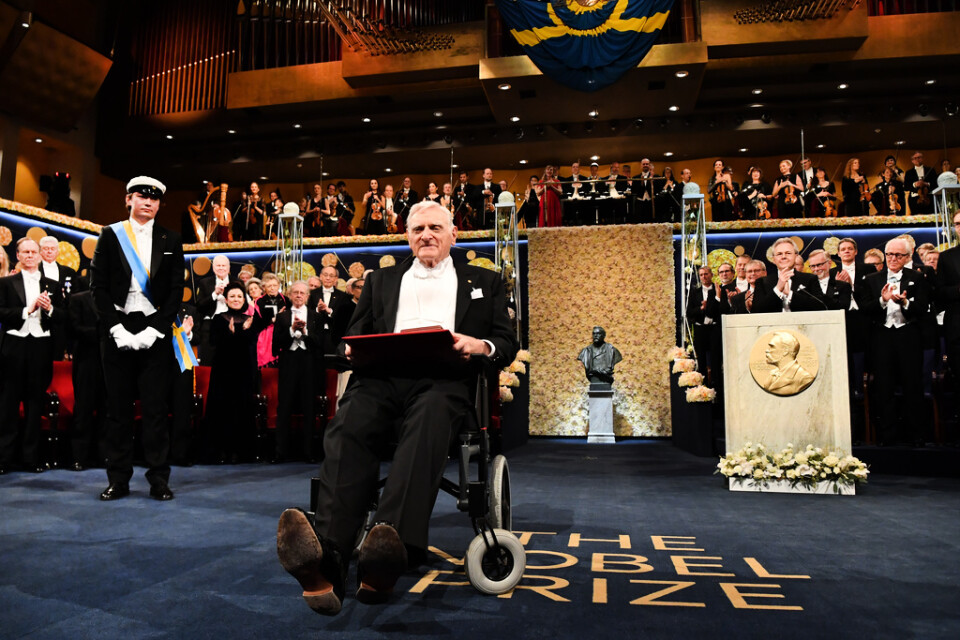 John B Goodenough tar emot sitt Nobelpris i kemi vid Nobelprisutdelningen i Konserthuset i Stockholm.