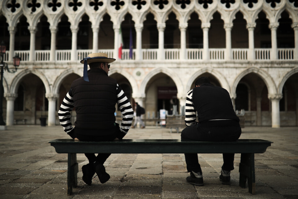 Sysslolösa gondoljärer väntar på kunder nära Markusplatsen i Venedig. Italien rapporterar kraftigt stigande siffror över sjuka och döda i virusutbrottet.