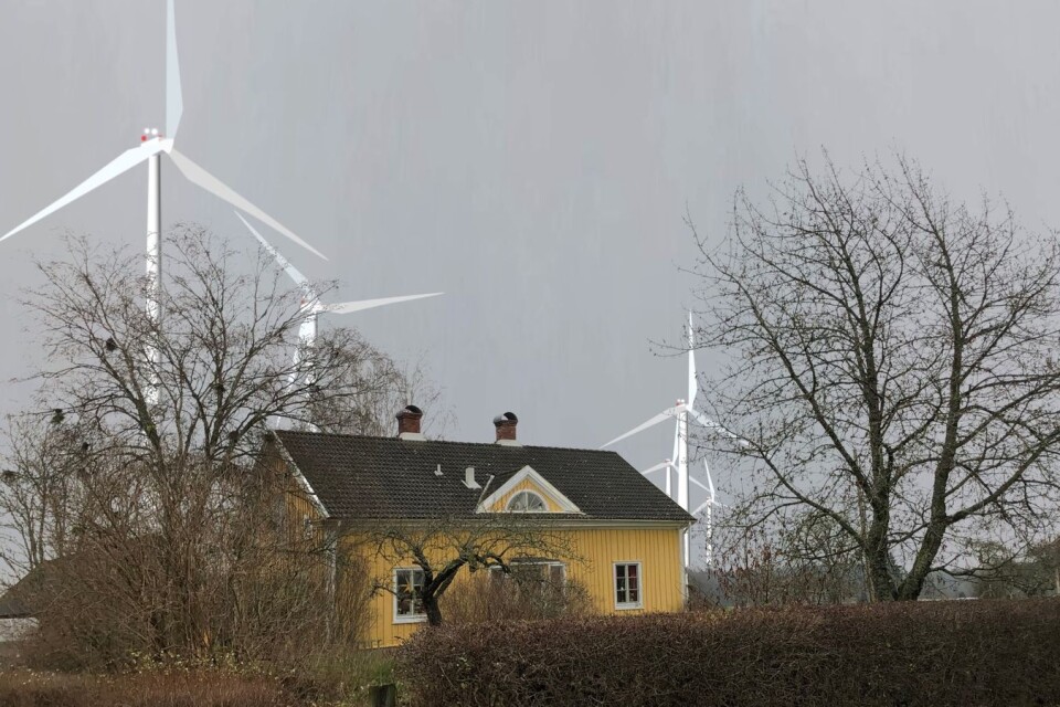 Bilden är ett montage som Åsa Sunefors Wallin har gjort. Den ska visualisera hur Uråsa vindbrukspark kan se ut bakom hennes hus.