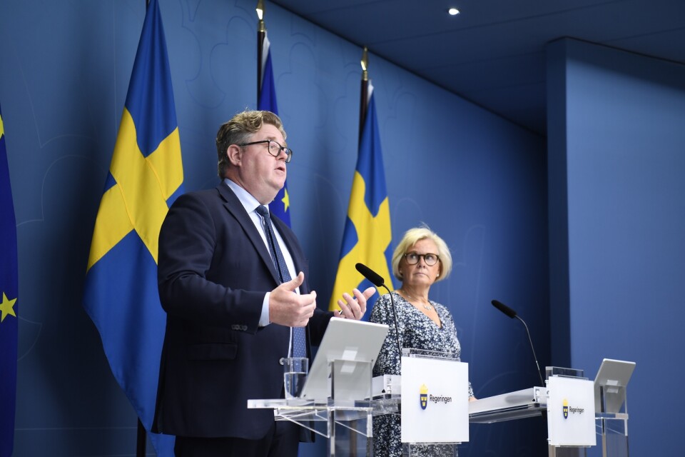 Justitieminister Gunnar Strömmer (M) och utredaren Petra Lundh, riksåklagare.