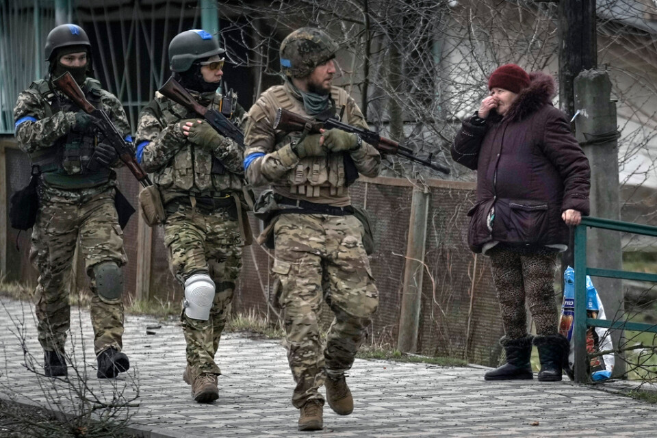 Ukrainska soldater patrullerar i Butja, utanför Kiev, efter det att staden återtagits från ryska styrkor.