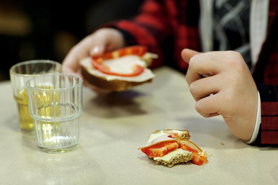 Frukost på Lindängeskolan i Malmö är en reform för att bekämpa barnfattigdomen. Ungdomarna  äter frukost på frukostklubben på skolan. Foto Ola Torkelsson/SCANPIX