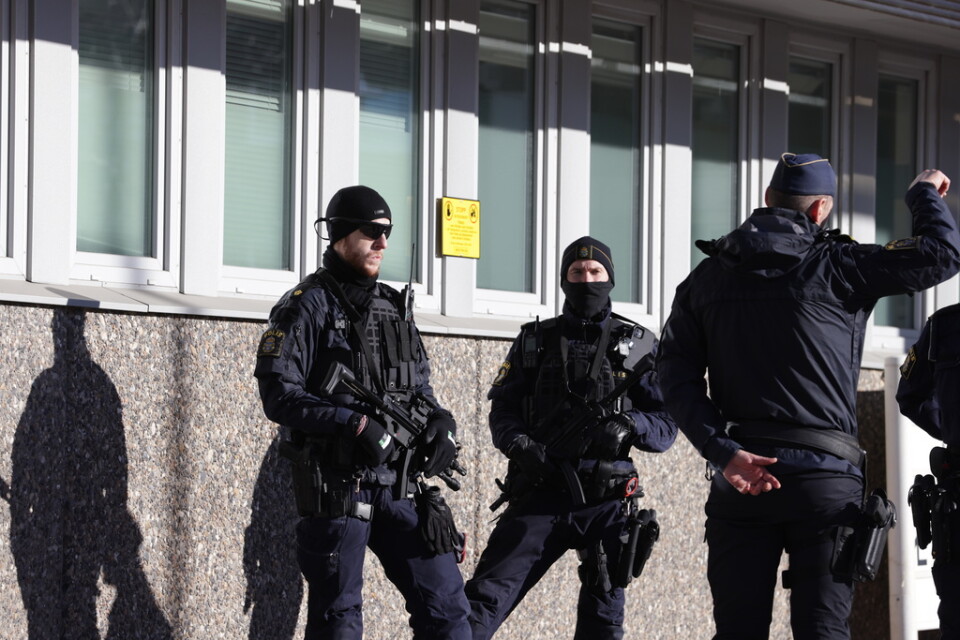 Polis med förstärkningsvapen utanför polishuset i Norrköping efter måndagens mordförsök på en polis.