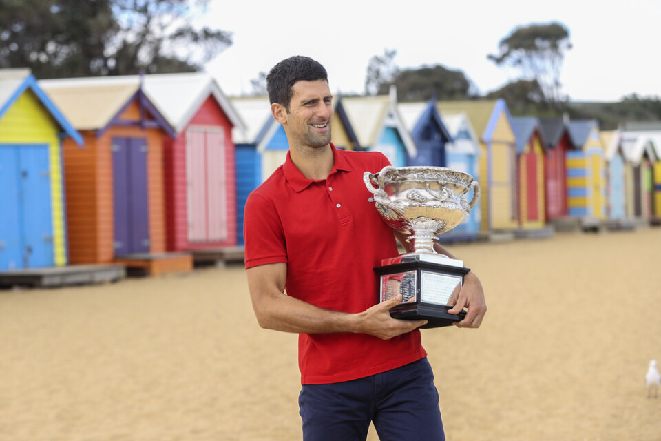 Novak Djokovic med Australian Open-pokalen efter segern i fjol.