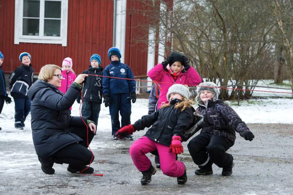 Bra, men svårt. Ett av barnen som dansade limbo på Hästaryds skola i går var sjuåriga Klara-Fina Pettersson. ?Det går bra, men det är lite svårt?, säger hon.