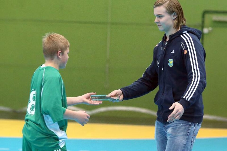 Lukas Nilsson delade ut SM-guldet till Norreportskolans elever.