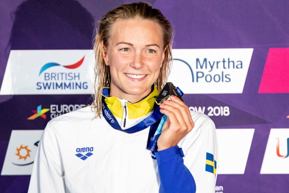 Simstjärnan Sarah Sjöström tog dubbla EM-guld i Glasgow under lördagskvällen. På 100 fjäril och på 50 meter frisim. Här under medaljceremonin för den sistnämnda distansen.