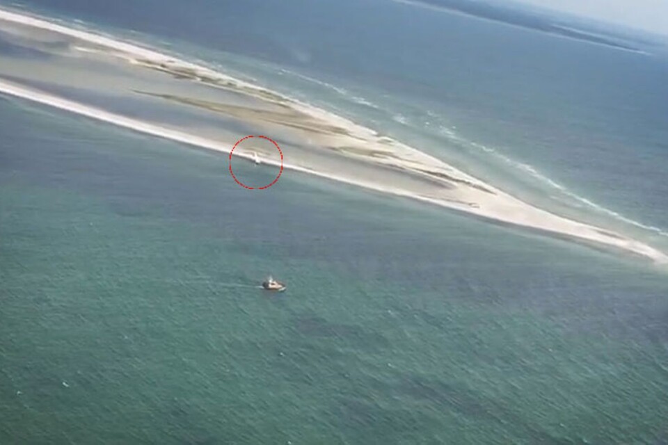 Bild från ett flygplan som flög över Måkläppen när Sjöräddningssällskapet försökte nå den strandade båten.