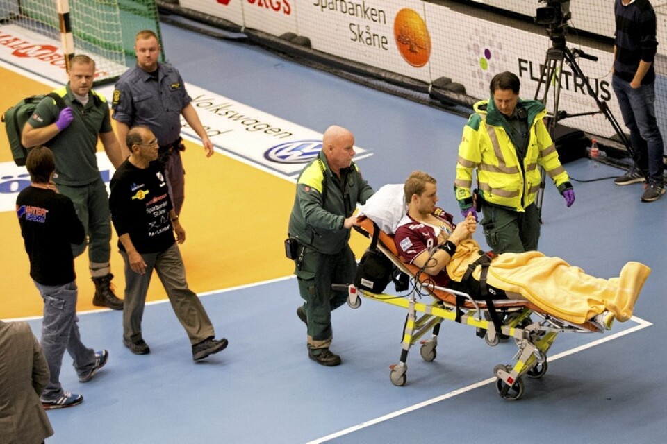 Joacim Ernstsson var vaken och halvsittande i båren när han rullades ut från Lunds arena efter att ha drabbats av hjärtstillestånd mitt i matchen.                                                           Foto: Andreas Hillergren