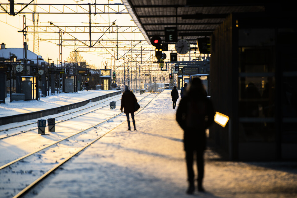 Väntande resenärer på tågstationen i Uppsala. Arkivbild.