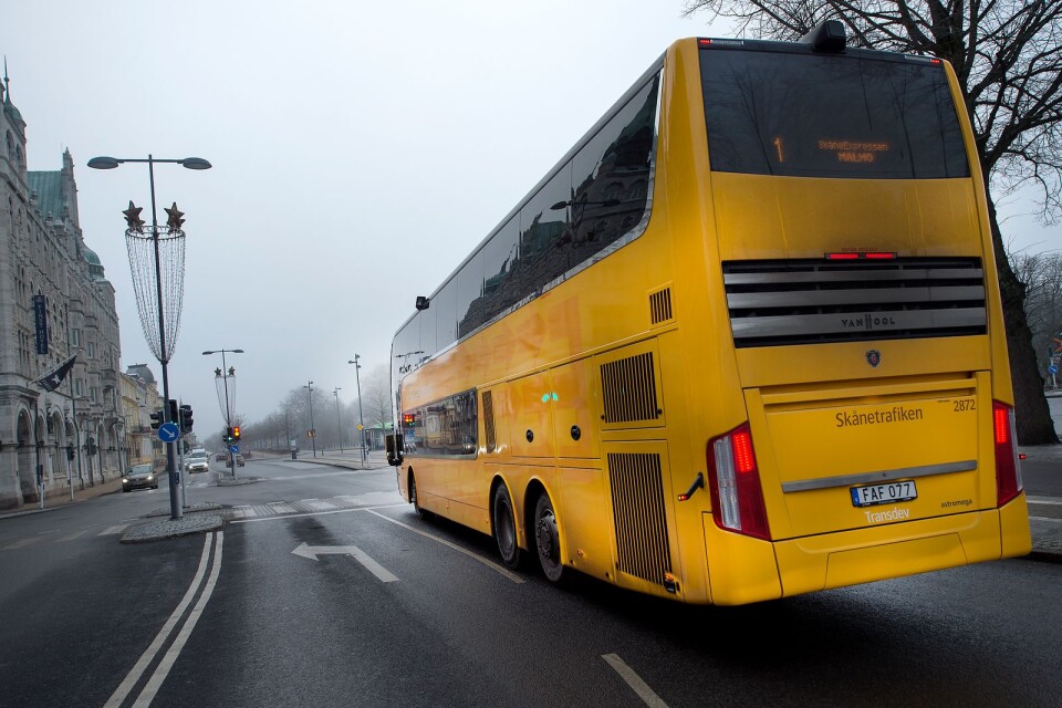 Den dagliga städning och rengörning som sker på bussar och tåg ska vara tillräcklig, enligt Skånetrafiken.