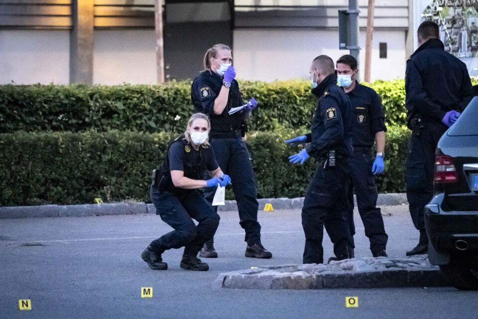 Kriminaltekniker på plats innanför avspärrningarna vid Gamlegårdens Centrum i Kristianstad efter tisdagens skottlossning.
