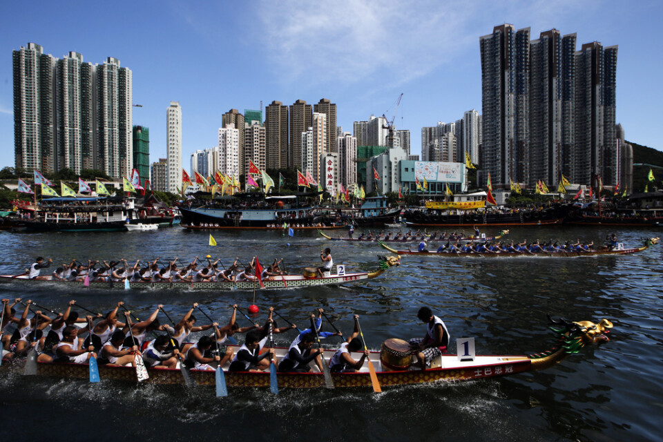 Firande av den traditionella Drakbåtsfestivalen, här i Hongkong i helgen. Börserna i övriga Kina håller under fredagen stängt för firandet.
