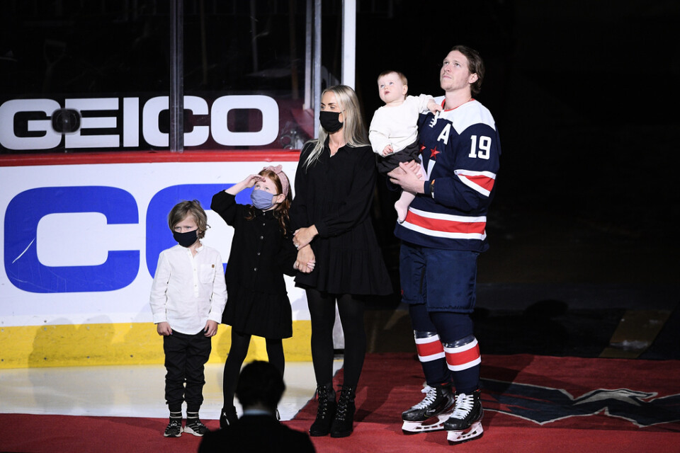 Washingtons center Nicklas Bäckström hyllades i hemmaarenan inför sin 1000:e NHL-match på torsdagskvällen. Här står han tillsammans med sonen Vince, till vänster, dottern Haley, sambon Liza Berg och dottern Alizee.