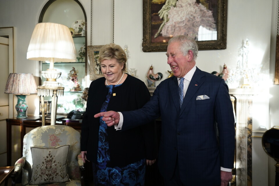 Norges statsminister Erna Solberg hälsar på Storbritanniens kronprins Charles.