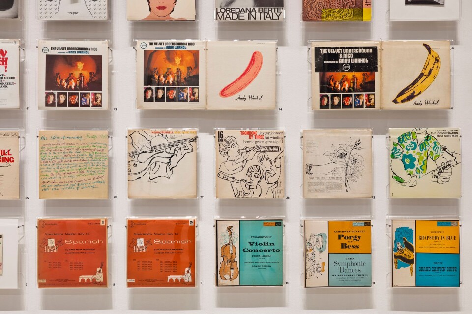 Delar av den vägg på Moderna Museet Malmö med vinylomslag av Andy Warhol.