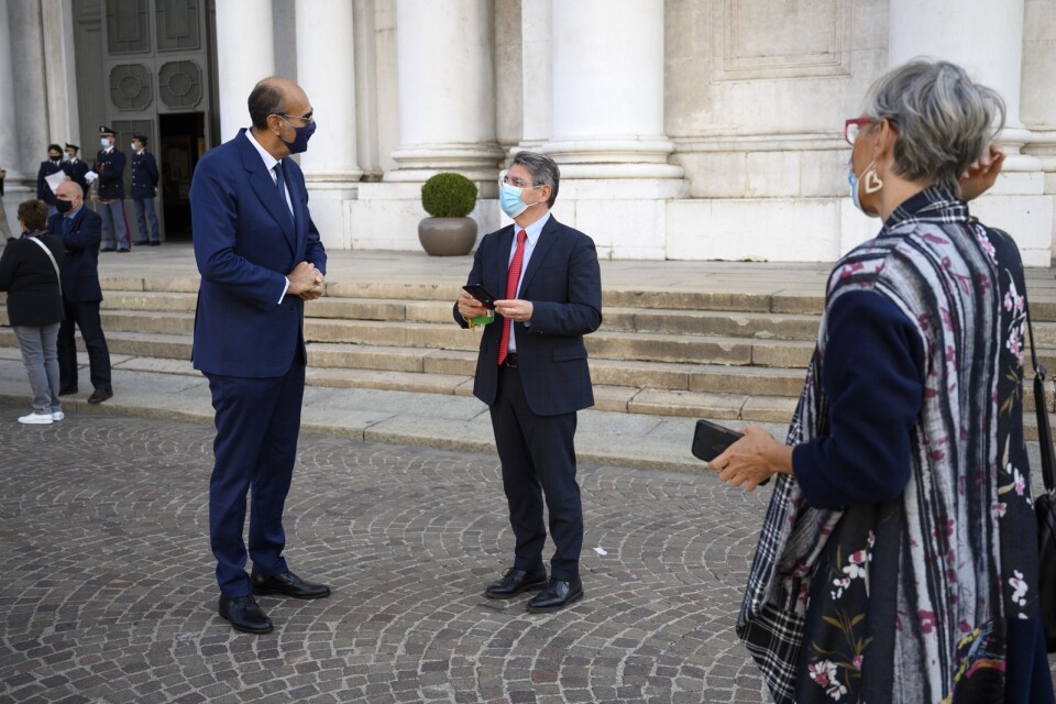 Borgmästaren i Brescia, Emilio Del Bono, pratar med människor på stan – på säkert avstånd.